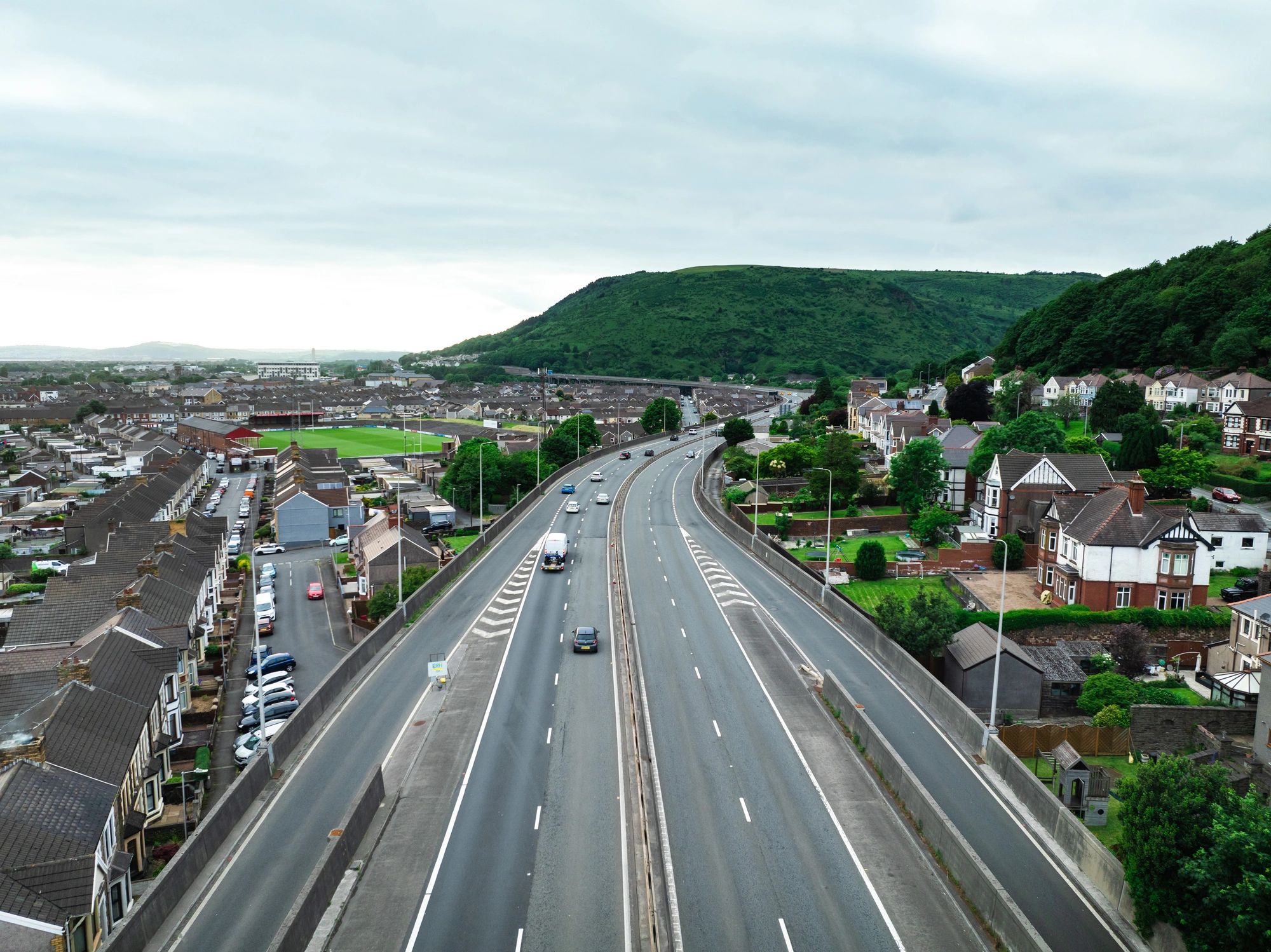 Elevated motorway infrastructure suited to decentralized wind applications